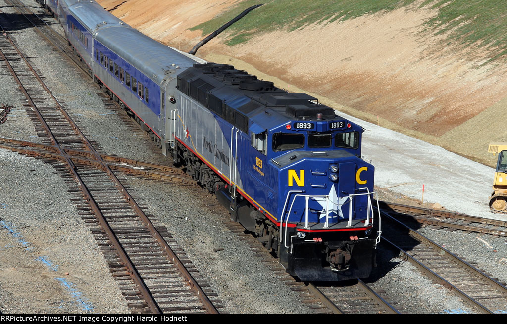 RNCX 1893 brings up the rear on train 75